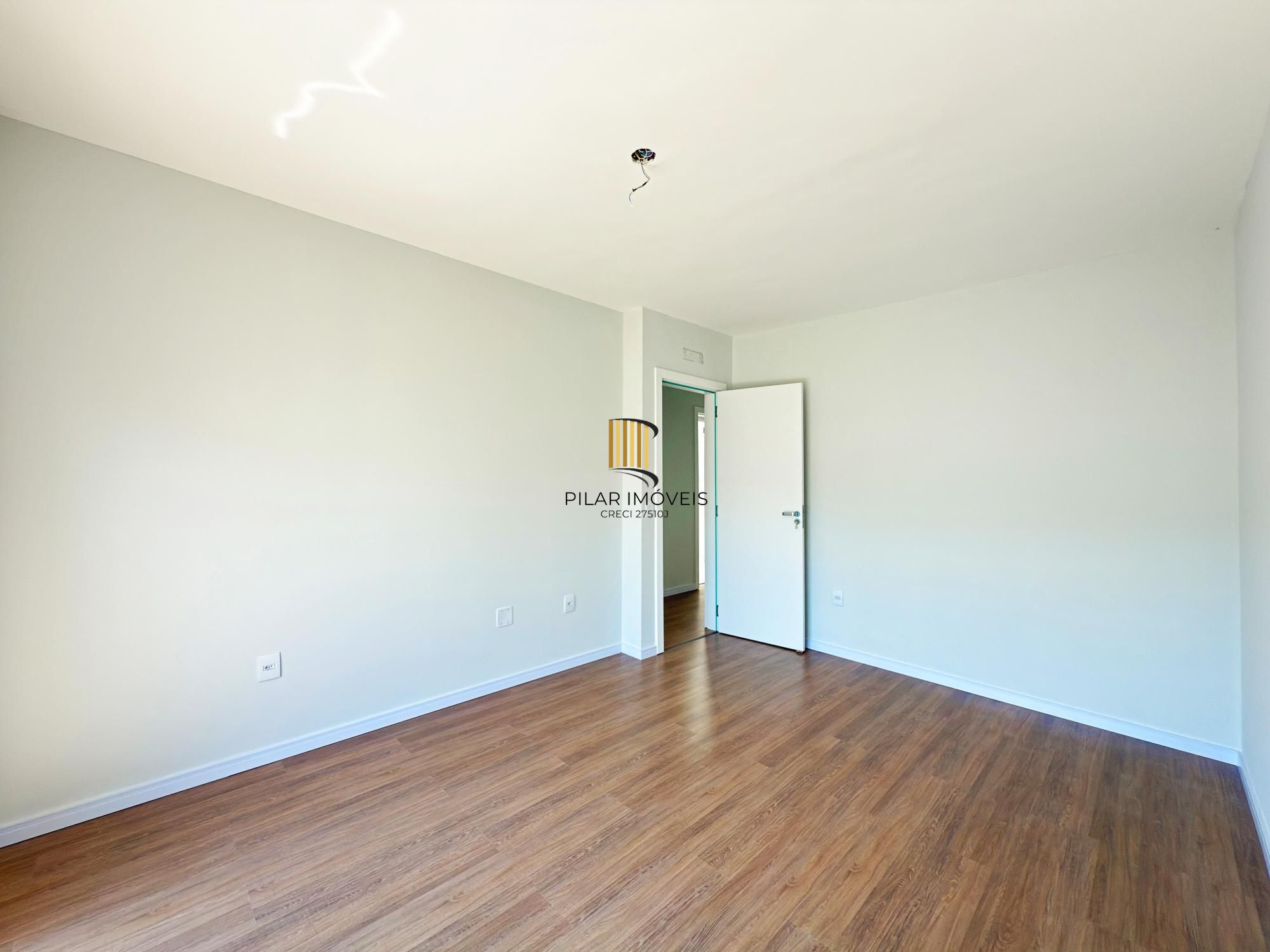 Casa 4 dormitórios( 1 dorm térreo) no Condomínio Villa Amalfi, na zona sul de Porto Alegre.