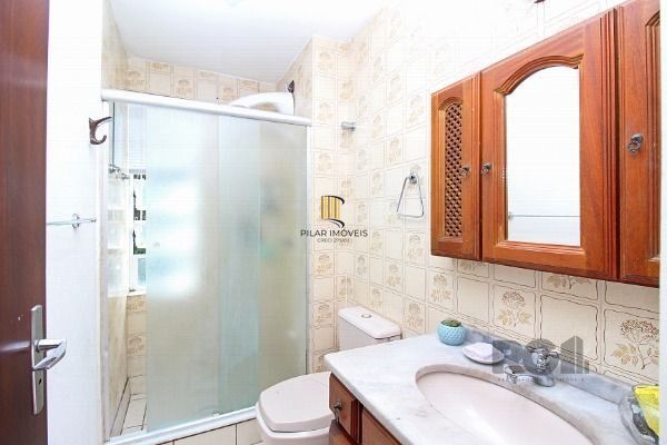 Apartamento em Porto Alegre, no bairro Cristal, com 2 dormitório(s), e 2 banheiros, à venda.