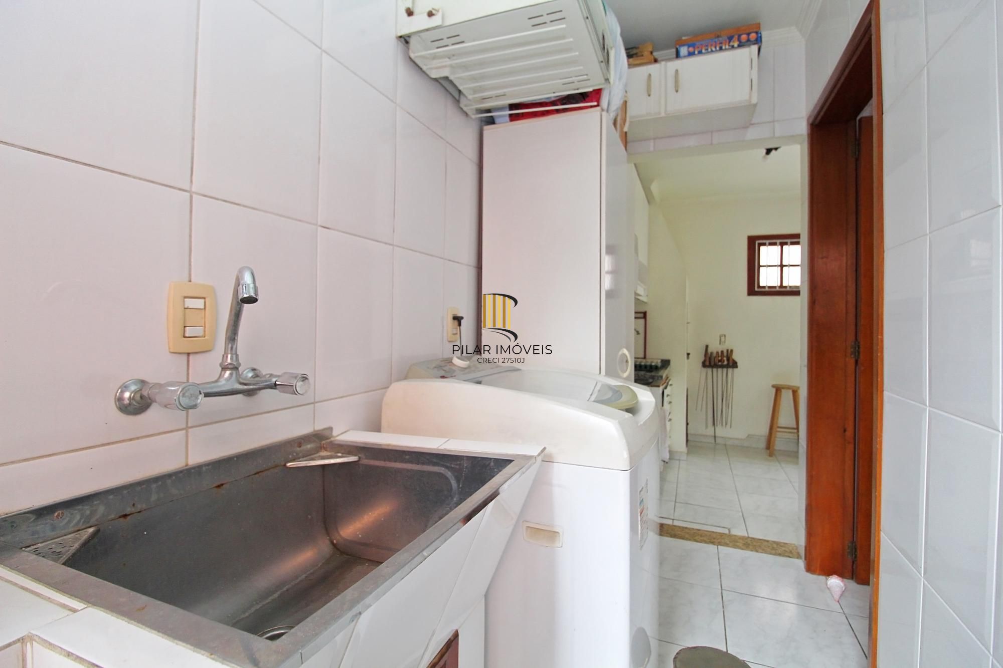 Casa em condomínio com 3 dormitórios, sendo 1 suíte com closet e sacada