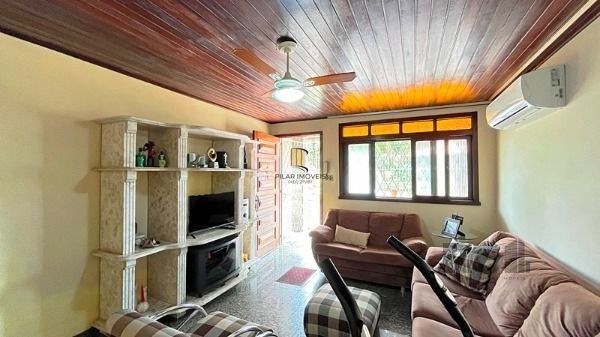 Casa em Porto Alegre, no bairro Guarujá, com 5 dormitório(s), e 5 banheiros, à venda.