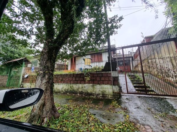 Casa em Porto Alegre, no bairro Tristeza, com 3 dormitório(s), e 3 banheiros, à venda.