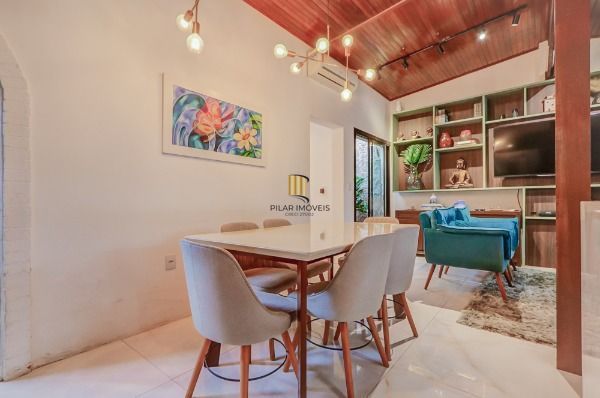 Casa em Porto Alegre, no bairro Tristeza, com 2 dormitório(s), e 2 banheiros, à venda.