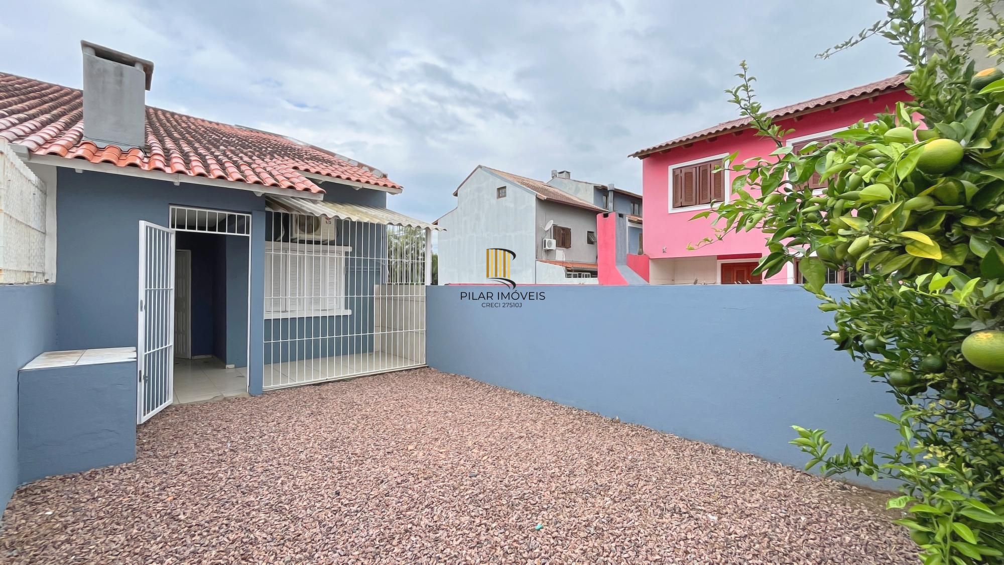 Casa em Porto Alegre, no bairro Hípica, com 2 dormitório(s), e 2 banheiros, à venda.