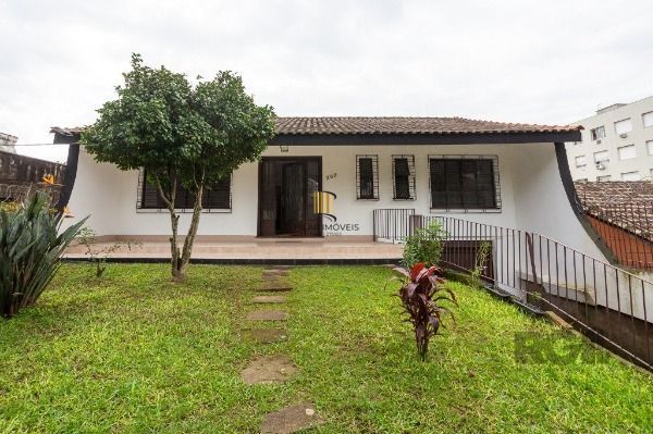 Casa em Porto Alegre, no bairro Medianeira, com 5 dormitório(s), e 5 banheiros, à venda. - Pilar Imóveis