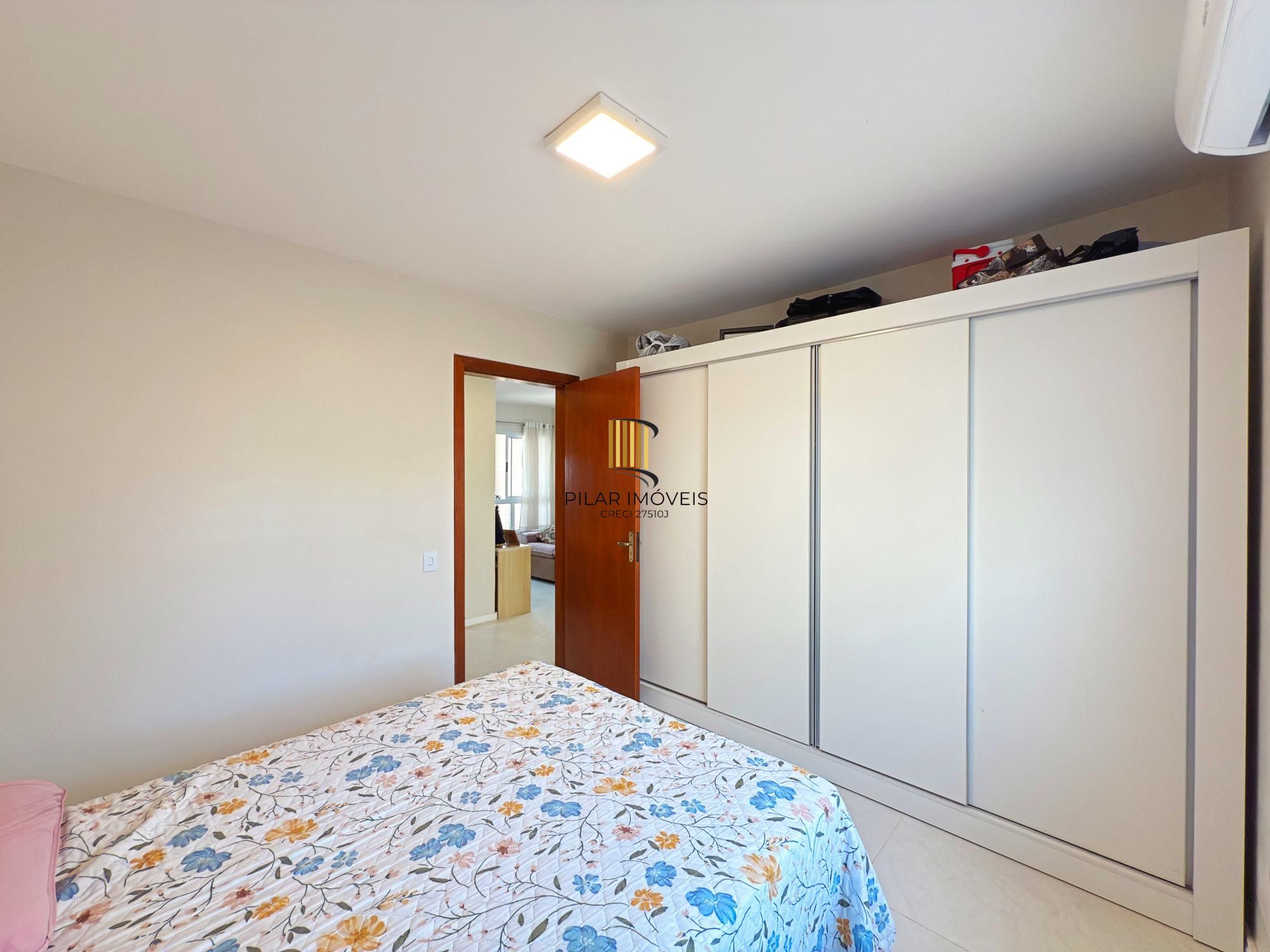 Excelente residência térrea totalmente reformada em condomínio fechado com 2 dormitórios e 2 vagas de garagens