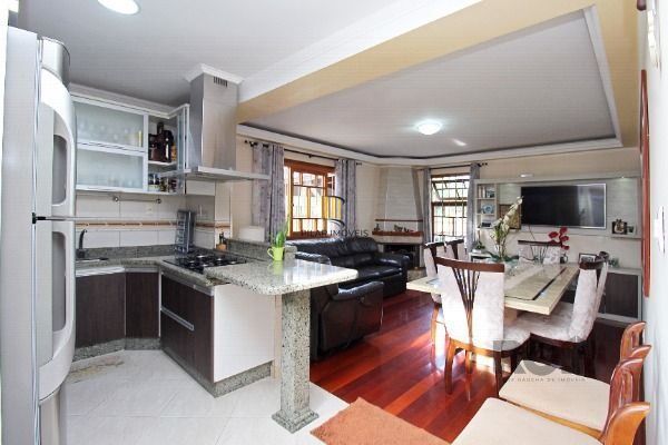 Casa em Porto Alegre, no bairro Belém Novo, com 3 dormitório(s), e 3 banheiros, à venda.
