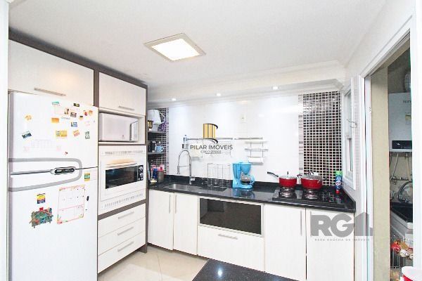 Casa em Porto Alegre, no bairro Hípica, com 3 dormitório(s), e 3 banheiros, à venda.
