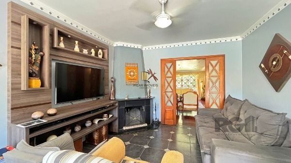Casa em Porto Alegre, no bairro Ipanema, com 3 dormitório(s), e 3 banheiros, à venda.