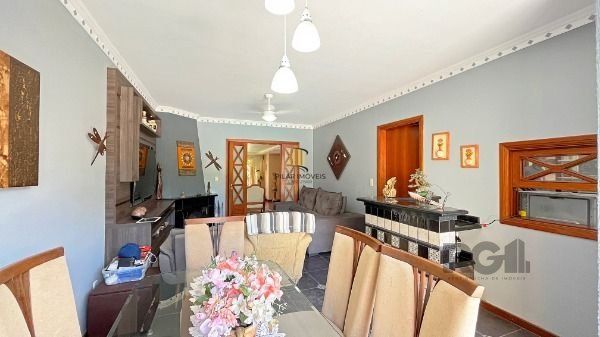 Casa em Porto Alegre, no bairro Ipanema, com 3 dormitório(s), e 3 banheiros, à venda.