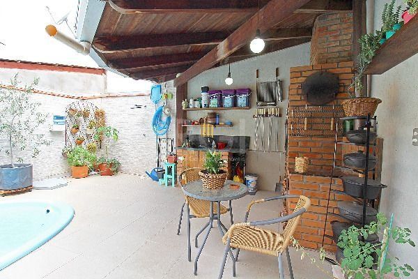 Casa em Porto Alegre, no bairro Hípica, com 3 dormitório(s), e 3 banheiros, à venda.