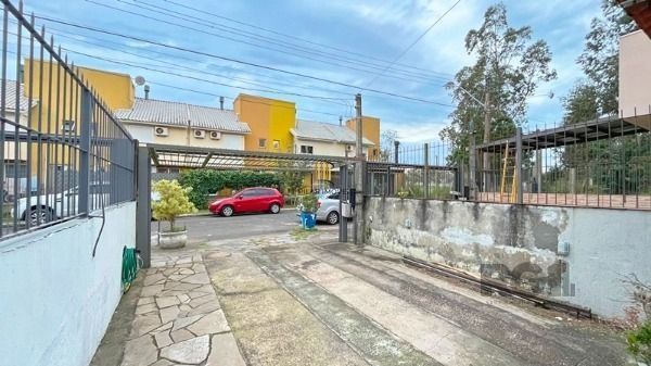 Casa em Porto Alegre, no bairro Hípica, com 2 dormitório(s), e 2 banheiros, à venda.