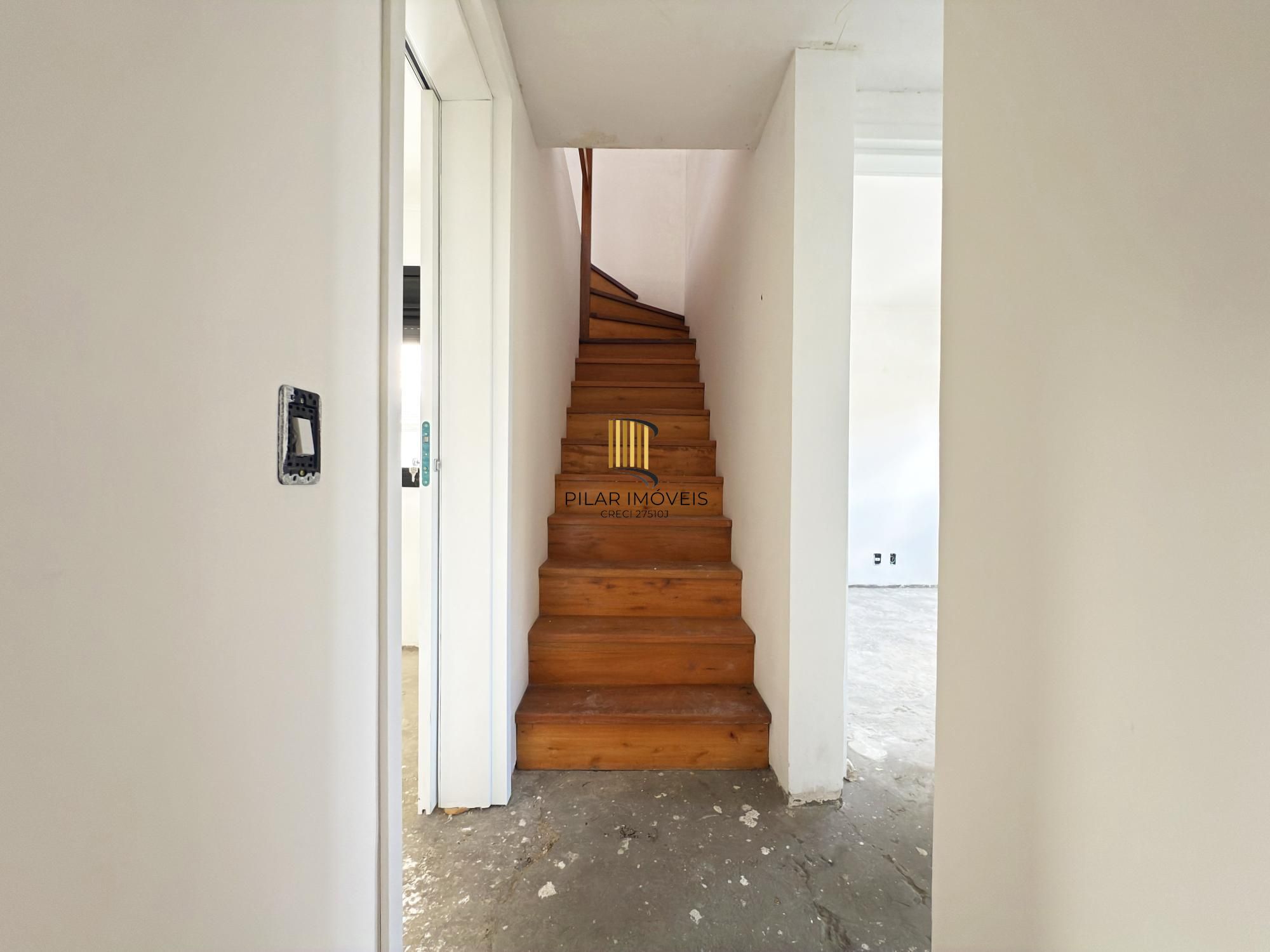 Casa em Porto Alegre, no bairro Hípica, com 4 dormitório(s), à venda.