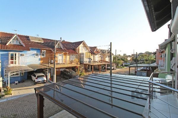 Casa Condominio em Porto Alegre, no bairro Guarujá, com 3 dormitório(s), e 3 banheiros, à venda.