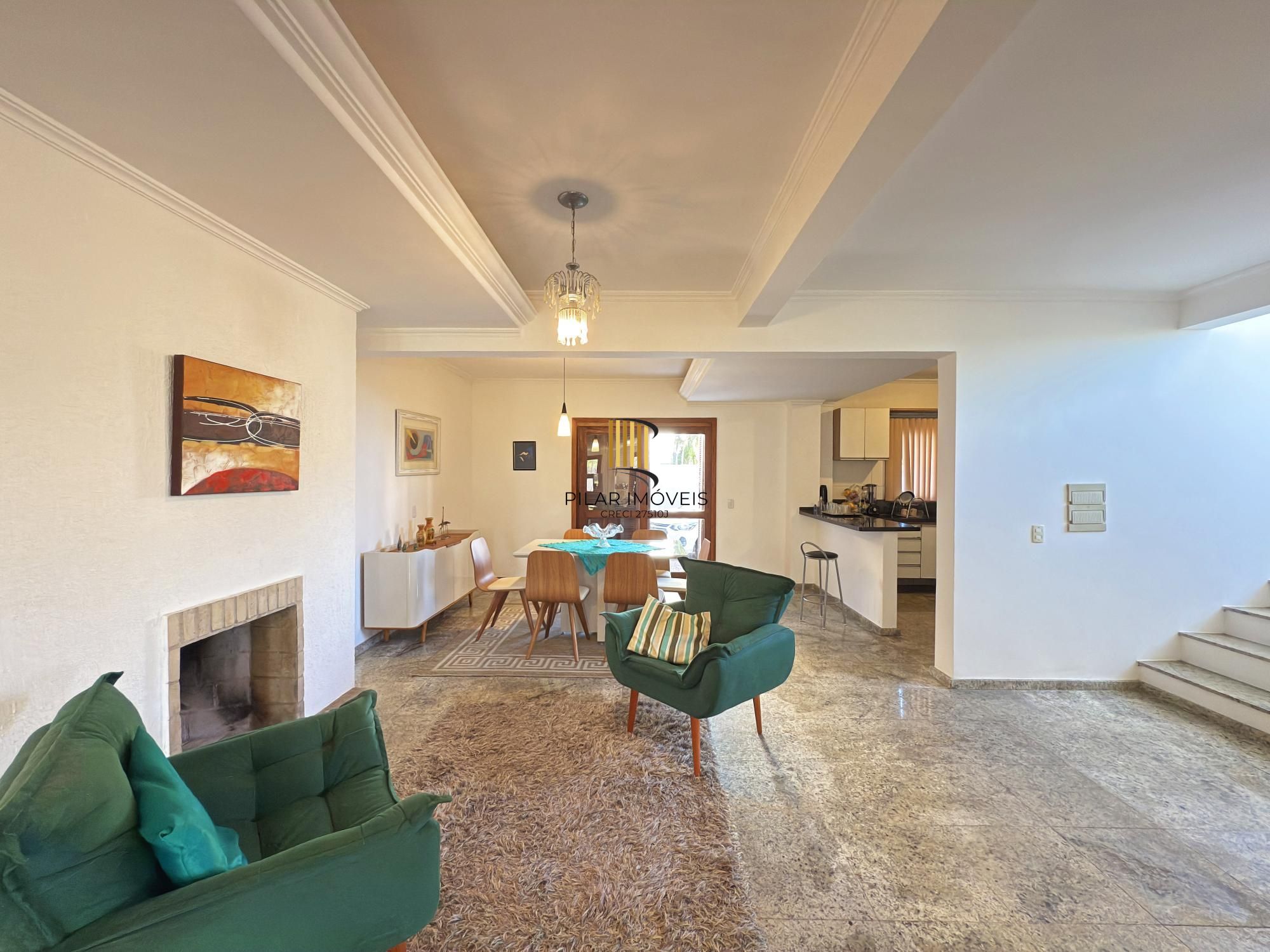 Sobrado a venda no Bairro Hipica de Porto alegre com 04 dormitórios sendo 01 suite