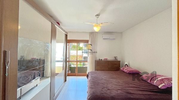 Casa em Porto Alegre, no bairro Guarujá, com 2 dormitório(s), e 2 banheiros, à venda.