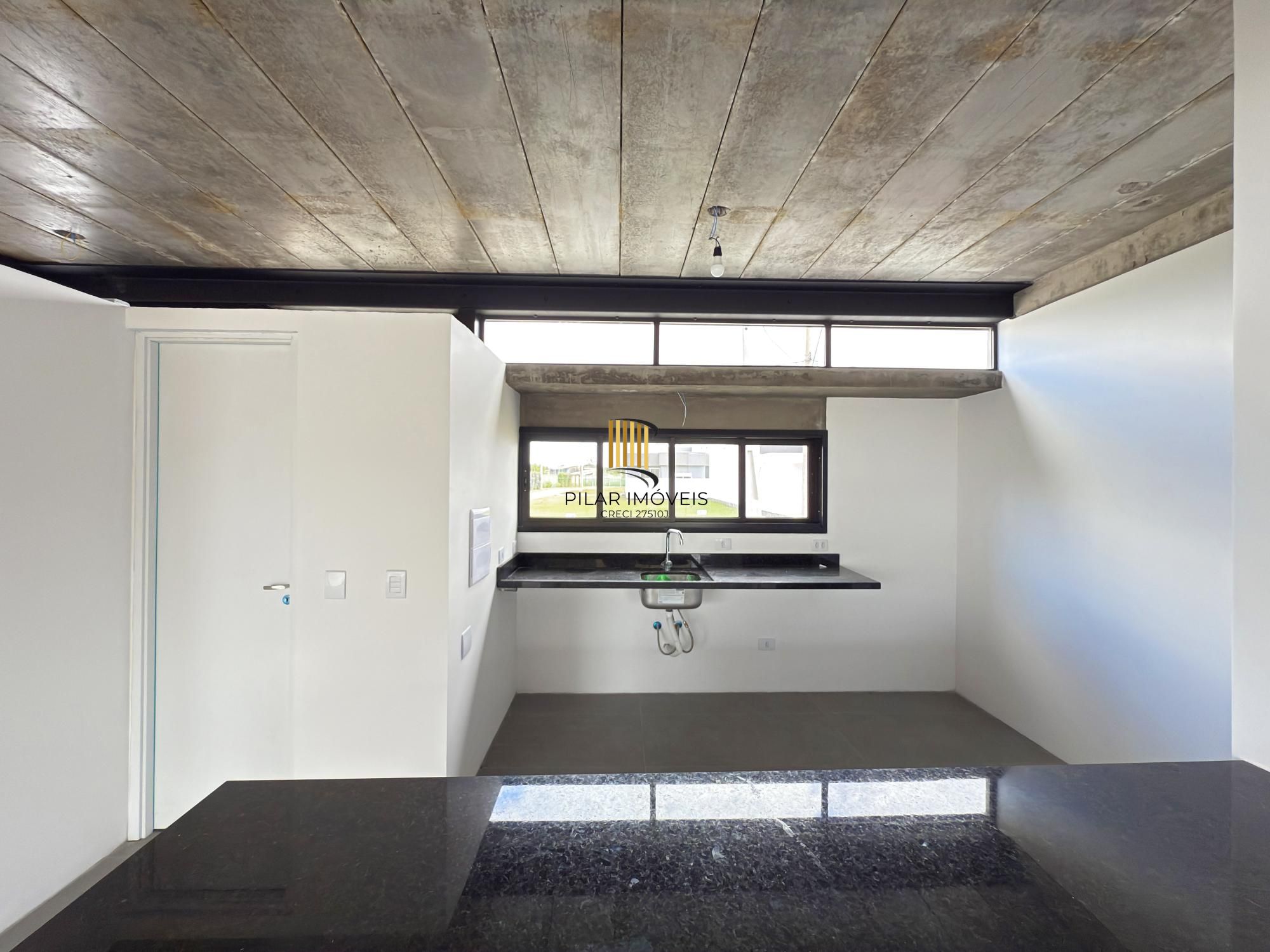 Sobrado em condomínio em Porto Alegre, no bairro Hípica, com 3 dormitórios.