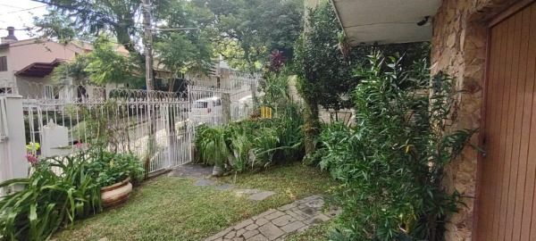 Casa em Porto Alegre, no bairro Jardim Isabel, com 5 dormitório(s), e 5 banheiros, à venda.