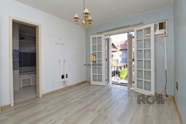 Casa Condominio em Porto Alegre, no bairro Guarujá, com 3 dormitório(s), e 3 banheiros, à venda.