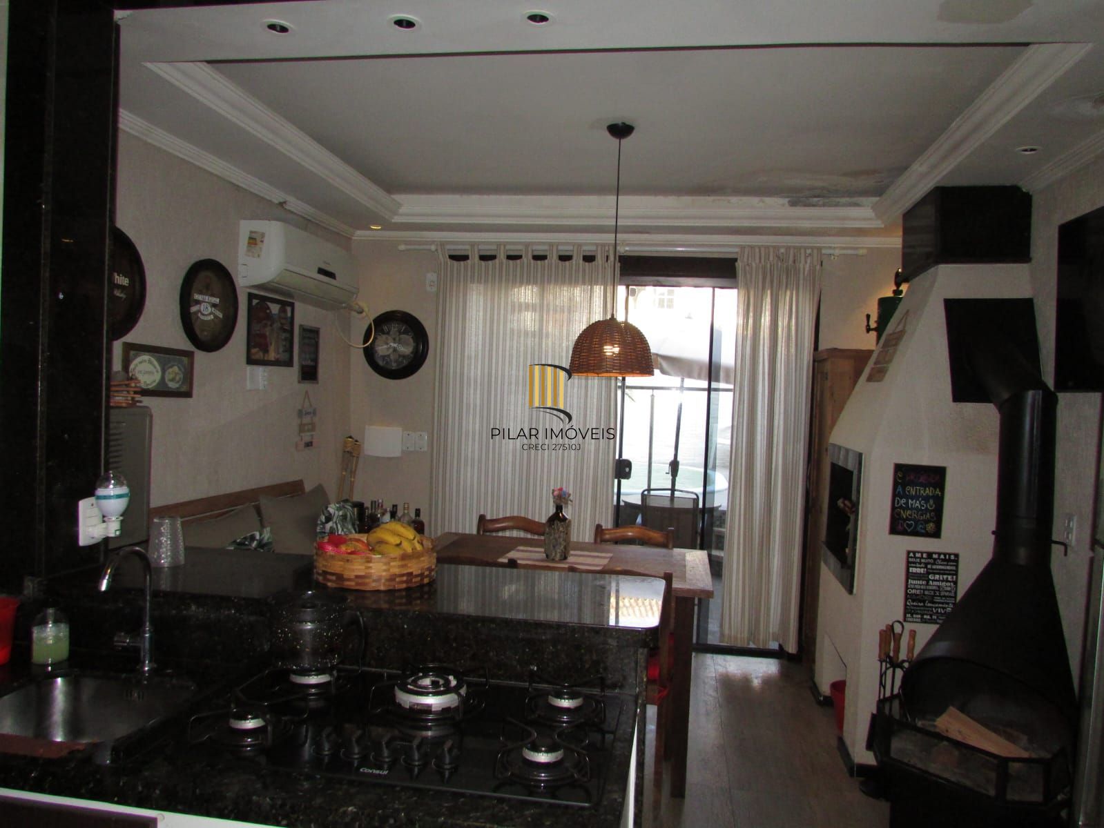 Casa na Zona sul de Porto Alegre com 02 dormitórios e pátio.