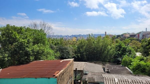 Casa em Porto Alegre, no bairro Santo Antônio, com 3 dormitório(s), e 3 banheiros, à venda.