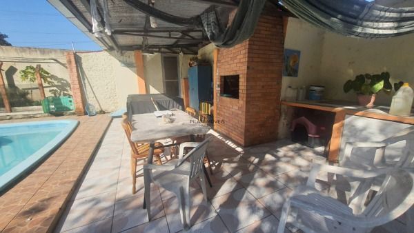 Casa em Porto Alegre, no bairro Nonoai, com 3 dormitório(s), e 3 banheiros, à venda.