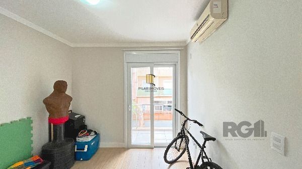 Casa em Porto Alegre, no bairro Hípica, com 3 dormitório(s), e 3 banheiros, à venda.