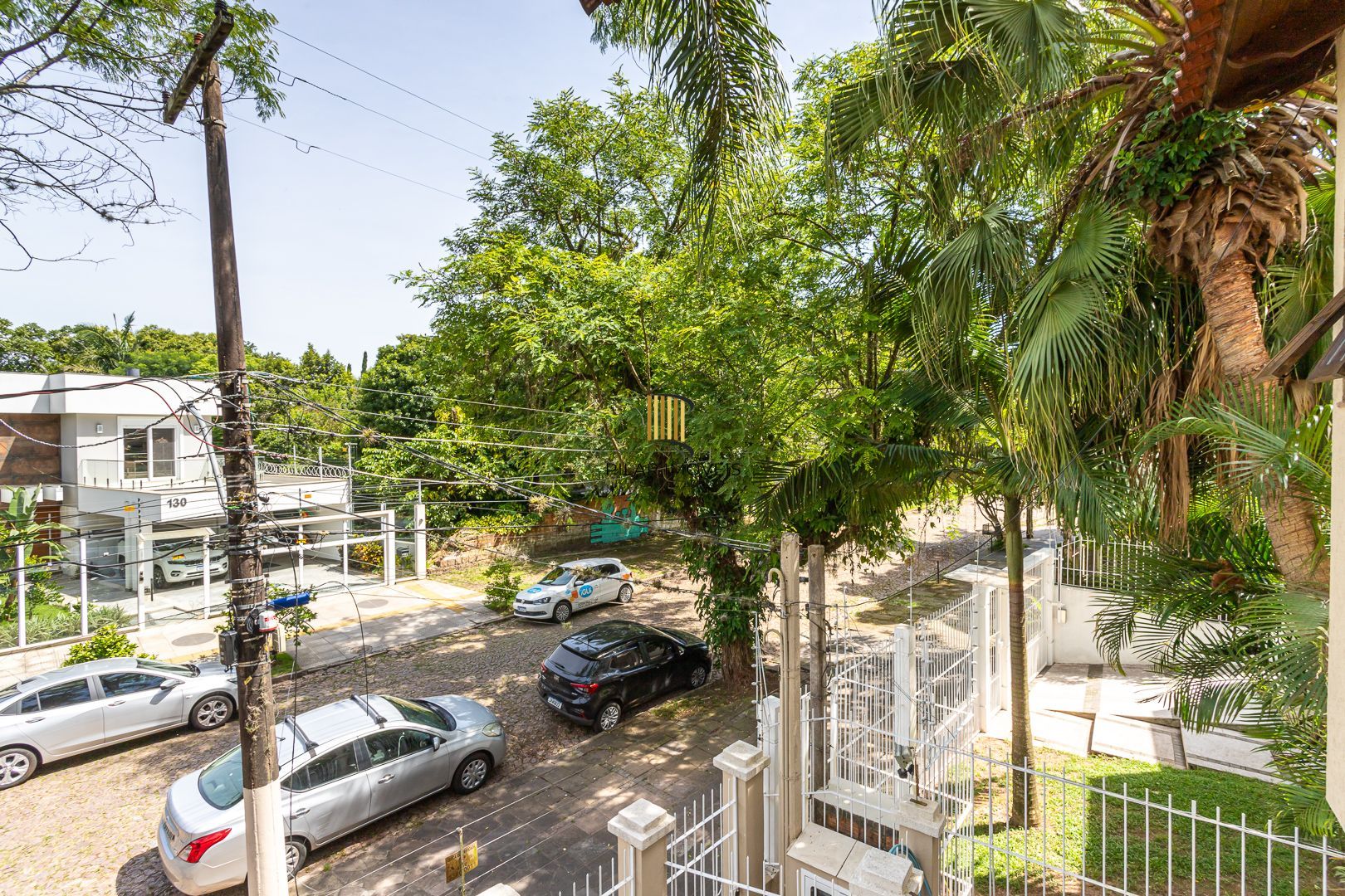 Casa de 272m², 4 dormitórios, 2 suítes e 4 vagas de garagem, no bairro Ipanema, próxima à orla do Guaíba.