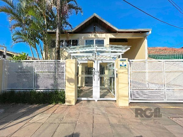 Casa Condominio em Porto Alegre, no bairro Tristeza, com 3 dormitório(s), e 3 banheiros, à venda.