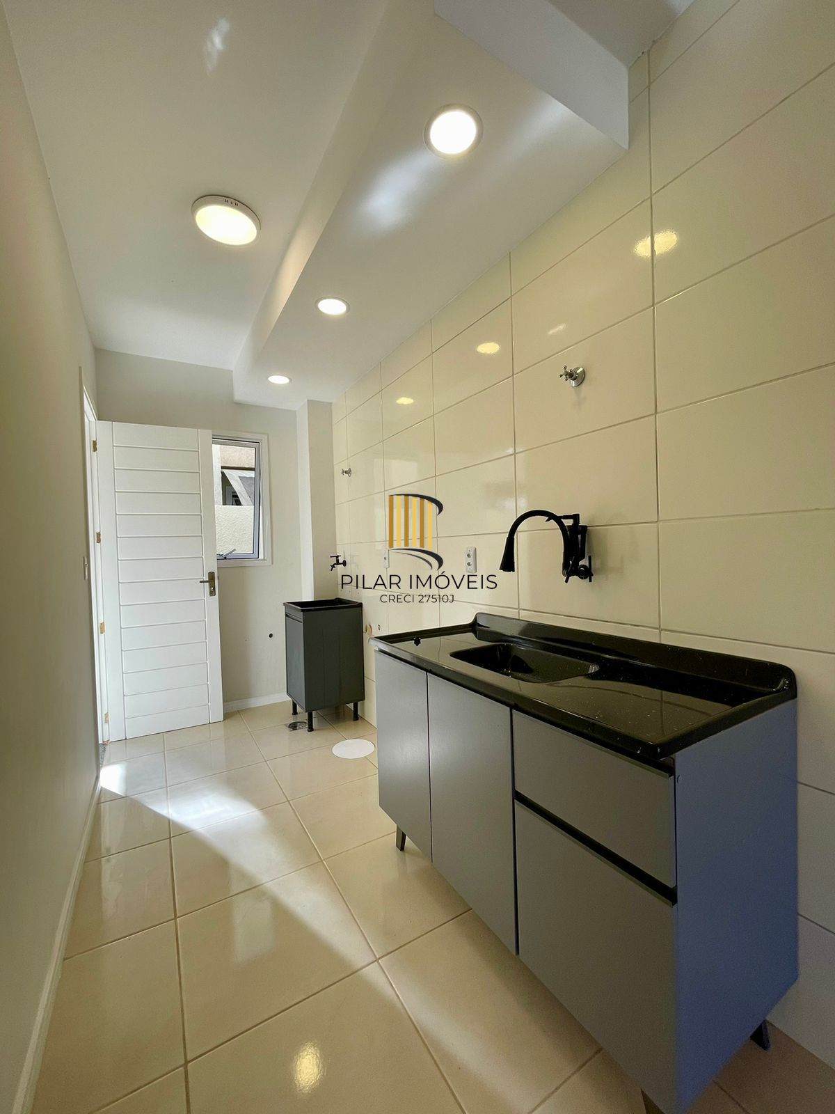 IMPECÁVEL - Casa toda reformada , com 2 dormitórios e 1 vaga
