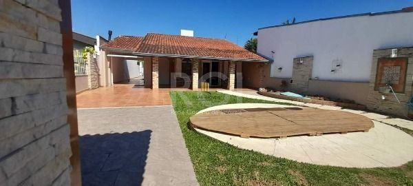Casa para Venda - 374m², 4 dormitórios, sendo 1 suites, 3 vagas - Guarujá