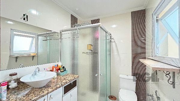 Casa em Porto Alegre, no bairro Hípica, com 3 dormitório(s), e 3 banheiros, à venda.