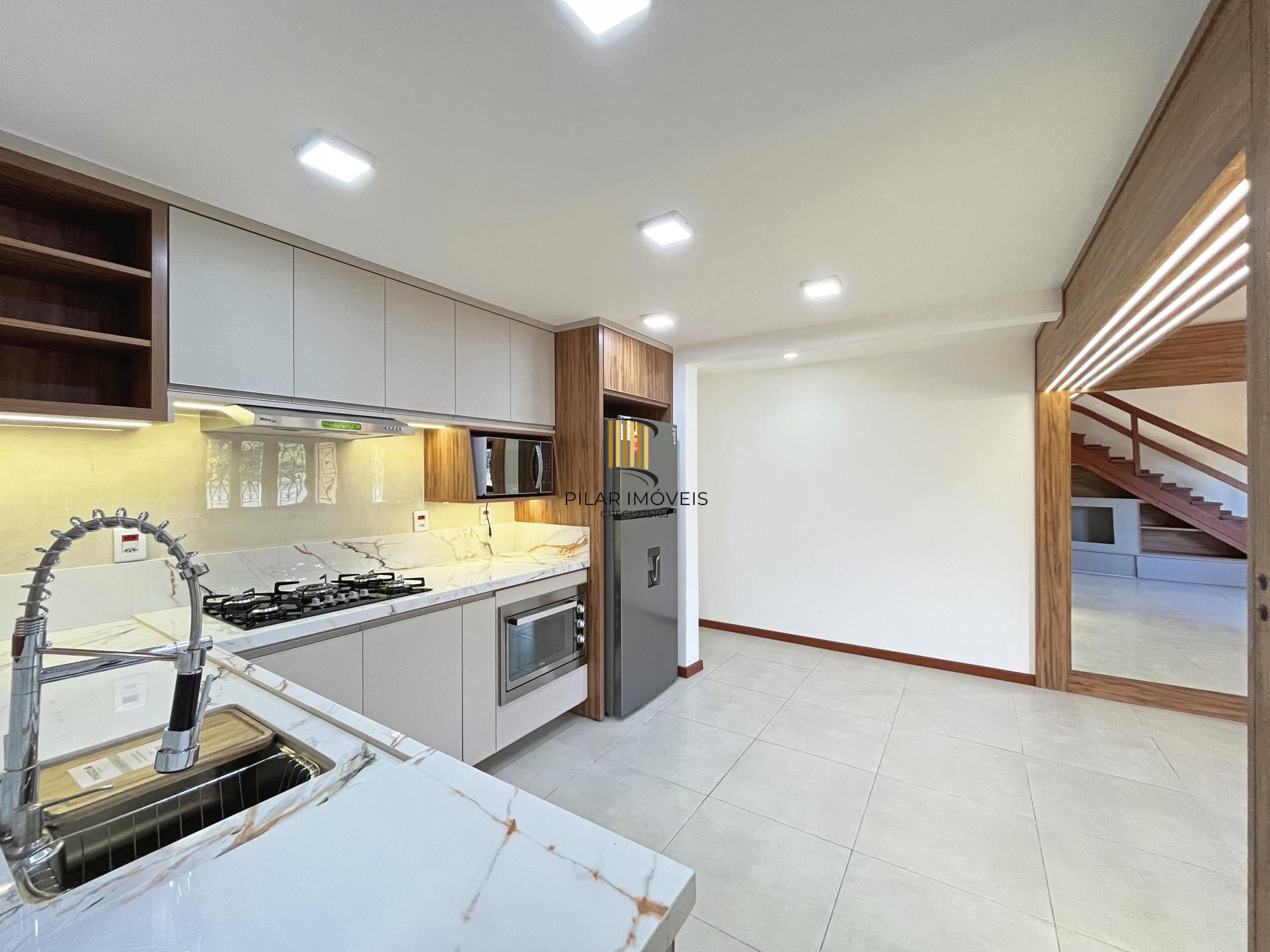 Casa com suíte no térreo em condomínio fechado