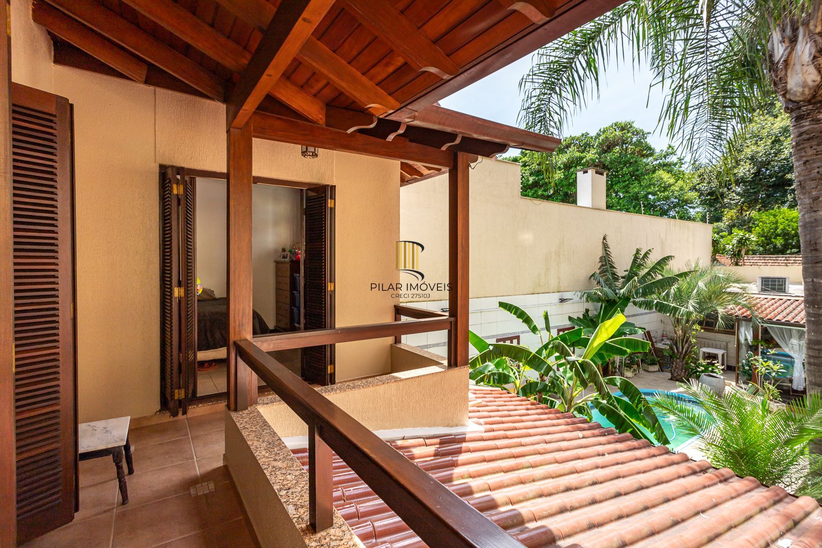 Casa de 272m², 4 dormitórios, 2 suítes e 4 vagas de garagem, no bairro Ipanema, próxima à orla do Guaíba.