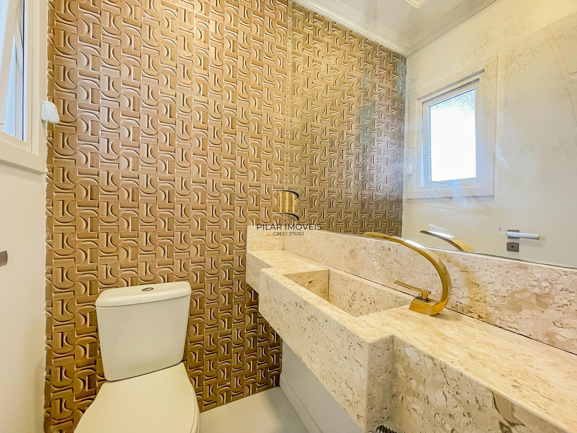 Casa ampla com piscina e suíte diferenciada em condomínio no Lagos de Ipanema zona Sul de Porto Alegre !