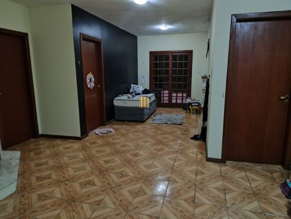 Casa em Porto Alegre, no bairro Vila Nova, com 4 dormitório(s), e 4 banheiros, à venda.