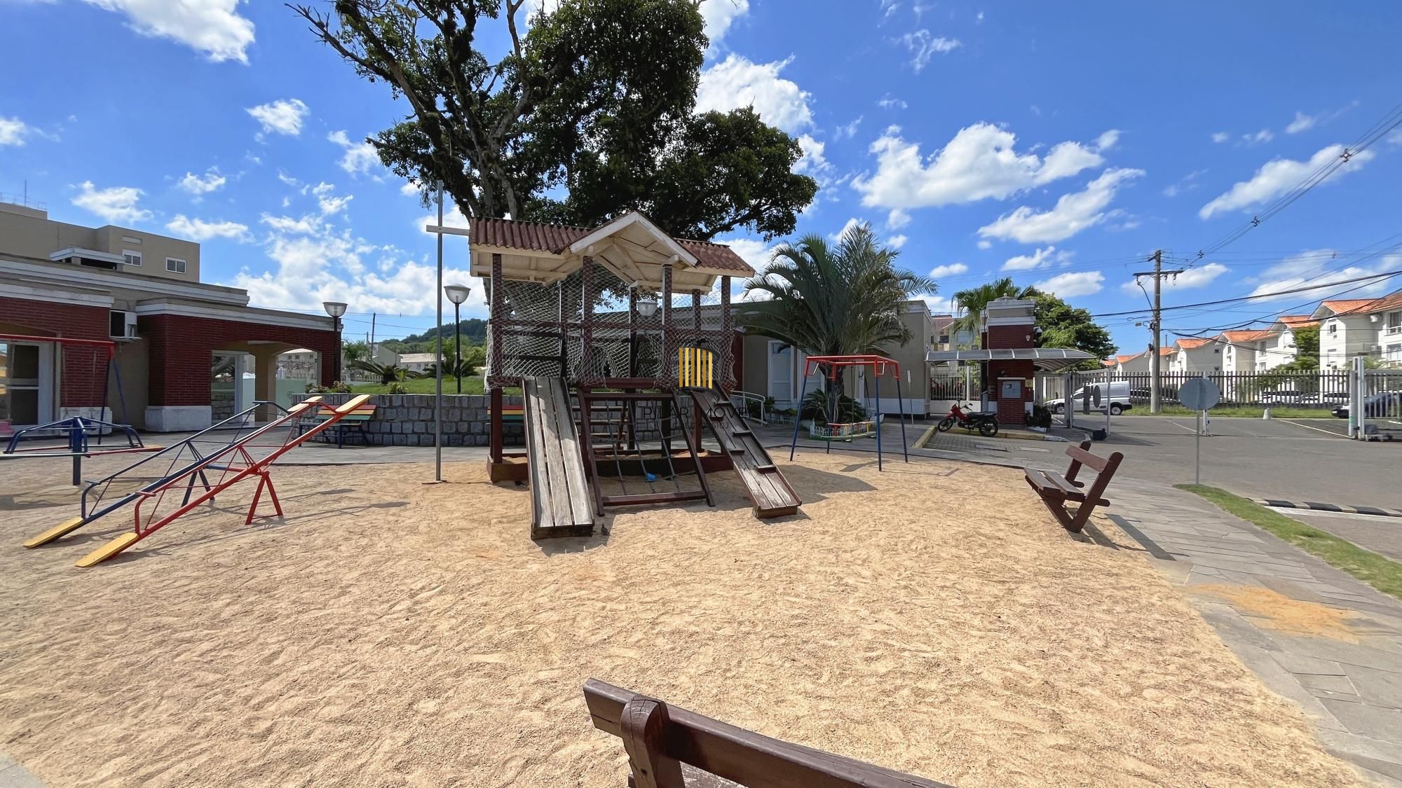 Casa 2 dormitórios em condomínio, semi mobiliada, vaga coberta para 2 carros, lareira e pátio com churrasqueira. Condomínio com infra de lazer completo. Próximo ao comércio e todas as conveniências do bairro.