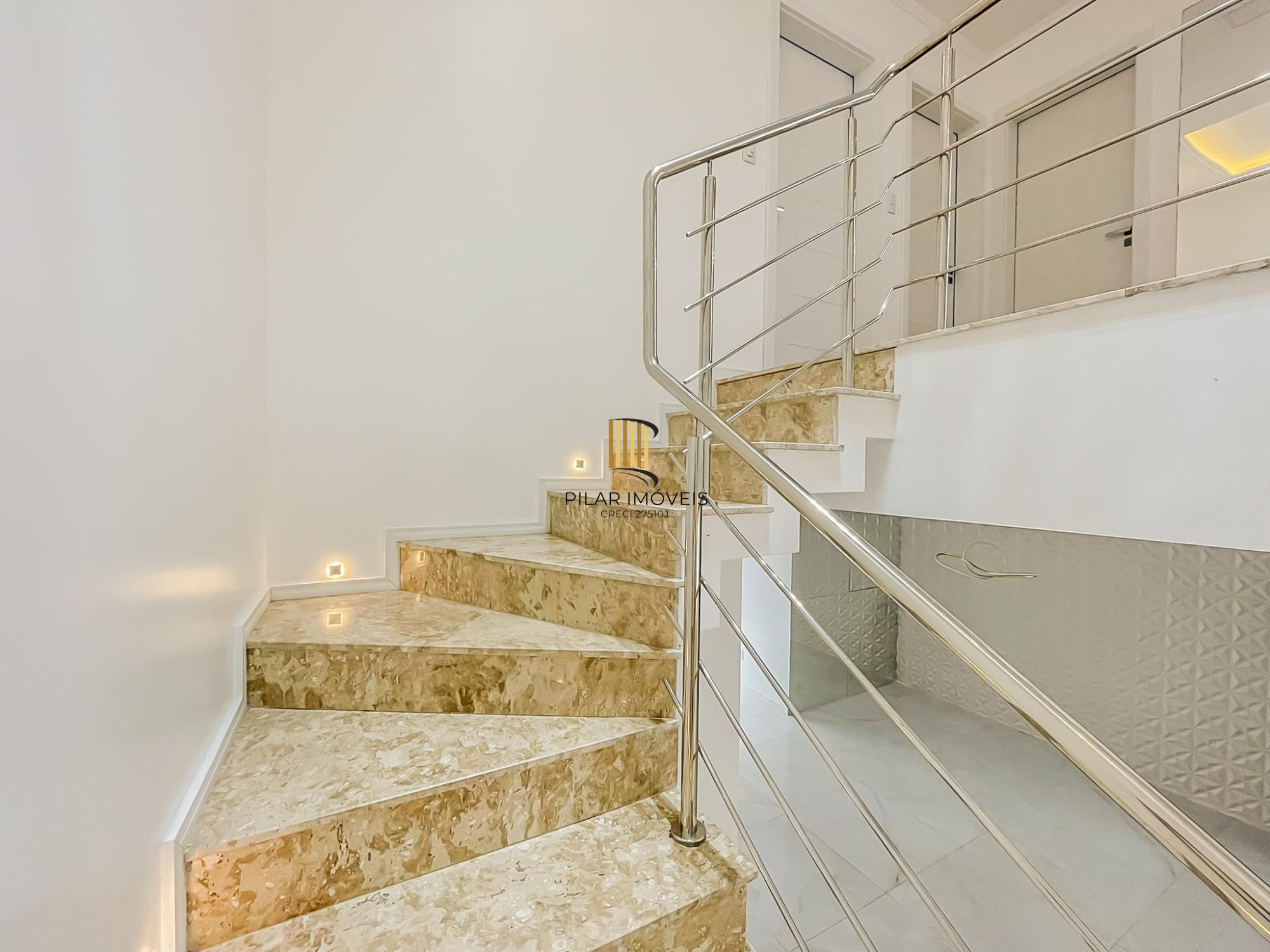 Casa ampla com piscina e suíte diferenciada em condomínio no Lagos de Ipanema zona Sul de Porto Alegre !