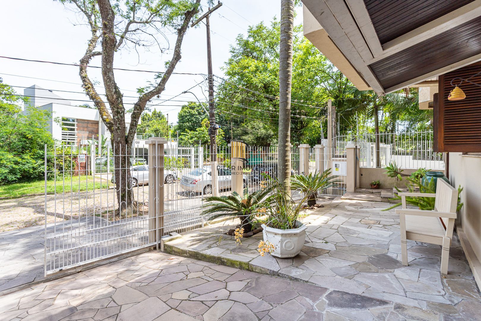 Casa de 272m², 4 dormitórios, 2 suítes e 4 vagas de garagem, no bairro Ipanema, próxima à orla do Guaíba.