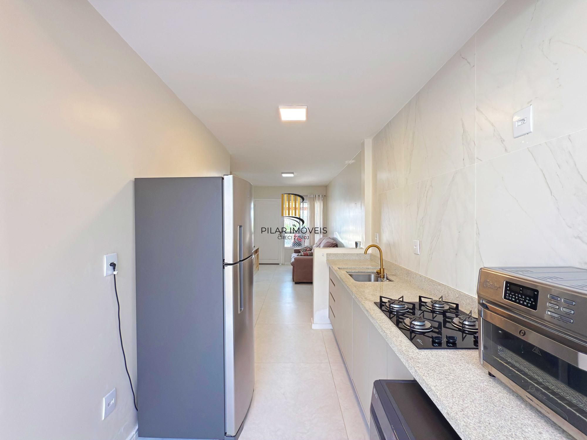 Excelente residência térrea totalmente reformada em condomínio fechado com 2 dormitórios e 2 vagas de garagens