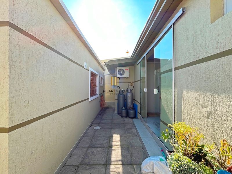Ótima casa térrea com 4D, piscina e garagem fechada para 2 carros no Jardim Medianeira.
