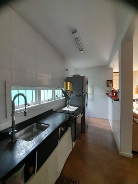 Casa em Porto Alegre, no bairro Guarujá, com 3 dormitório(s), e 3 banheiros, à venda.