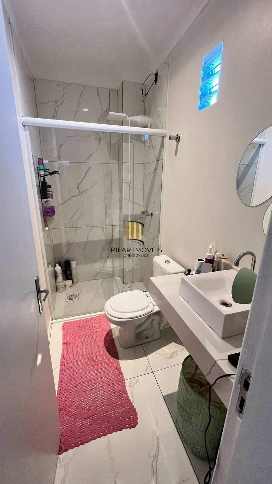 Vendo prédio comercial com 01 loja e 02 apartamentos. Excelente para investimento.