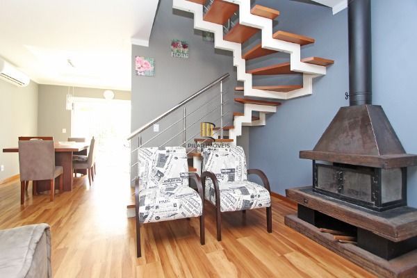 Ótima Casa com 3 dormitórios, semi mobiliada, pátio e vaga para carro.