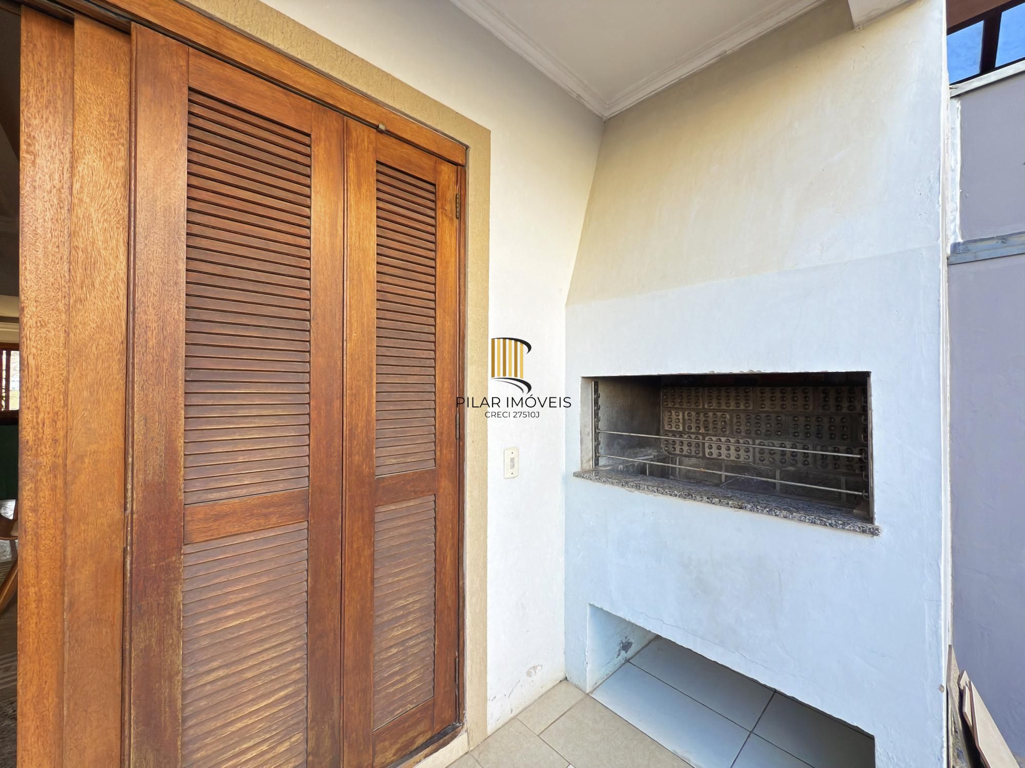 Sobrado a venda no Bairro Hipica de Porto alegre com 04 dormitórios sendo 01 suite