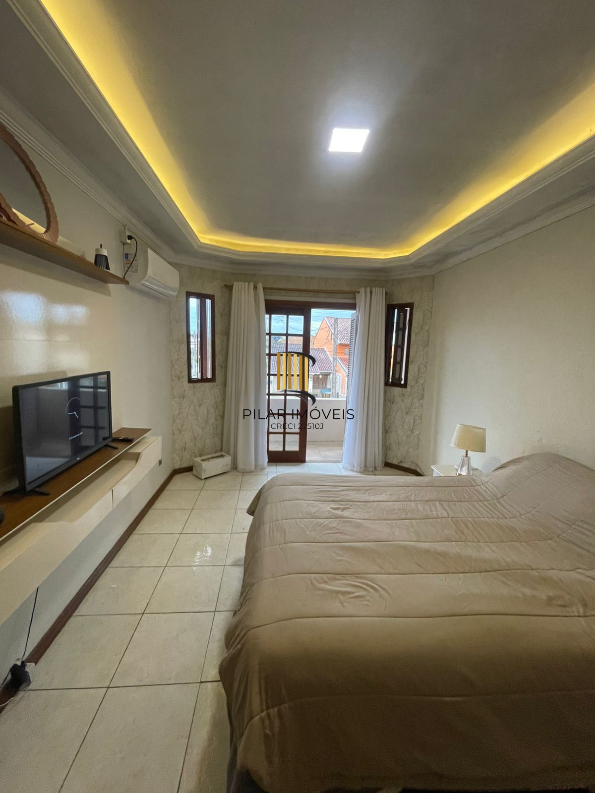 Lindo sobrado com 3 dormitórios á venda no bairro Hípica.