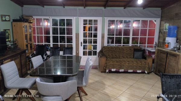 Casa em Porto Alegre, no bairro Hípica, com 3 dormitório(s), e 3 banheiros, à venda.