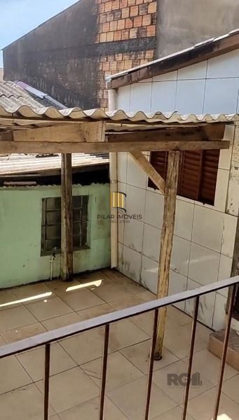 Casa em Porto Alegre, no bairro Vila Nova, com 3 dormitório(s), e 3 banheiros, à venda.
