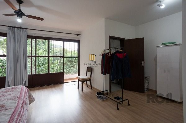 Casa em Porto Alegre, no bairro Medianeira, com 5 dormitório(s), e 5 banheiros, à venda.