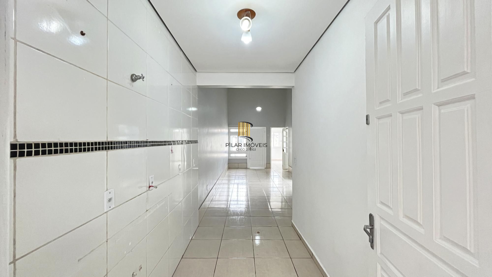 Casa em Porto Alegre, no bairro Hípica, com 2 dormitório(s), e 2 banheiros, à venda.