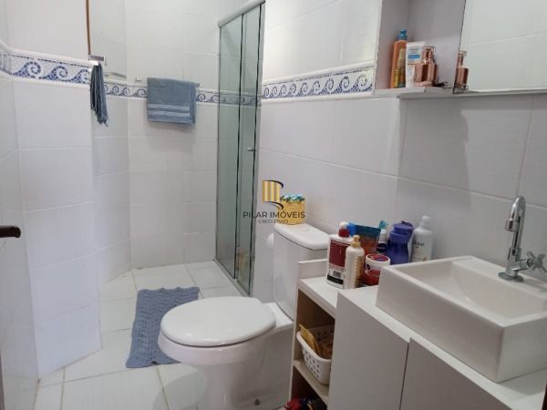 Casa em Porto Alegre, no bairro Teresópolis, com 2 dormitório(s), e 2 banheiros, à venda.